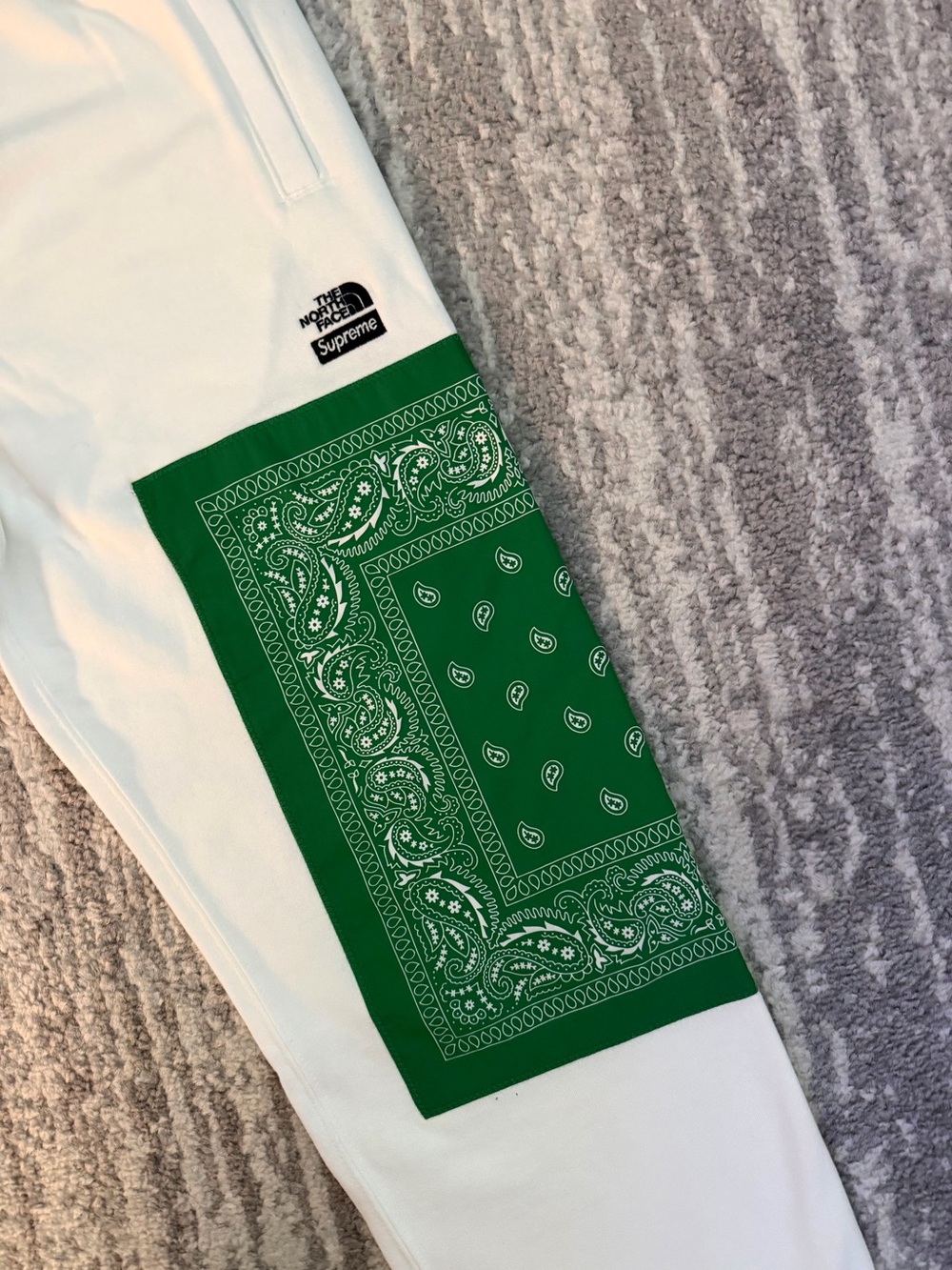 Supreme x The North Face Bandana Sweatpants White Green - Picture 3 of 12